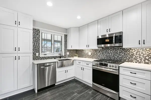 10121 N Lee Ct, Mequon, WI 53092