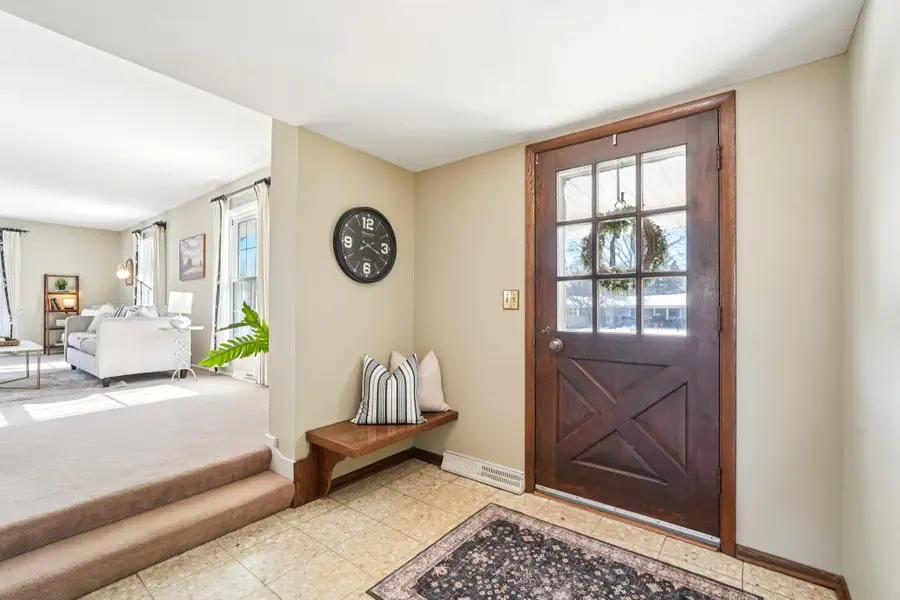 2430 W Applewood Ln, Glendale, WI 53209 - #2