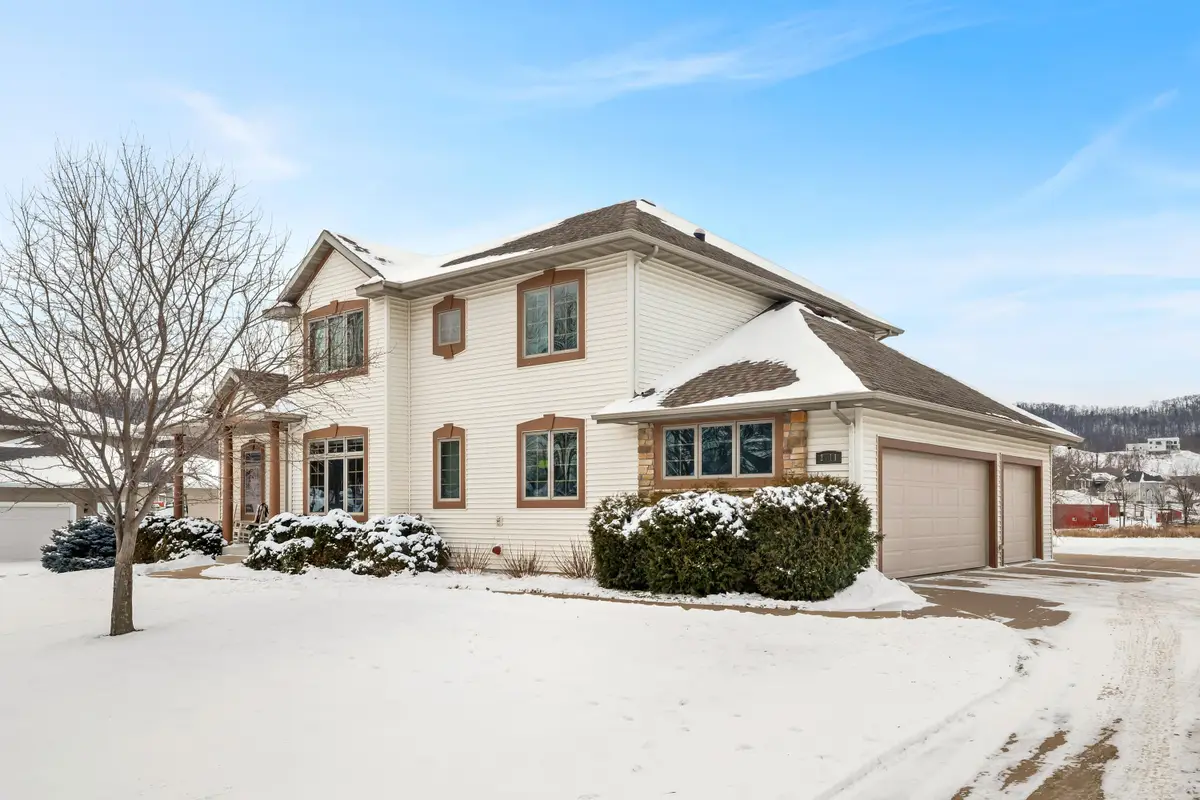 2111 Clearwater Dr, Onalaska, WI 54650 - Image #1