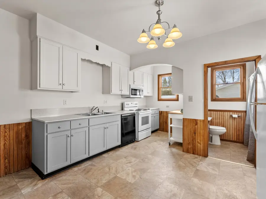 211 Lincoln Ave, Sheboygan, WI 53081 - #2