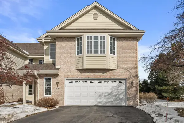 516 Arbor Oaks Ln, Waukesha, WI 53188