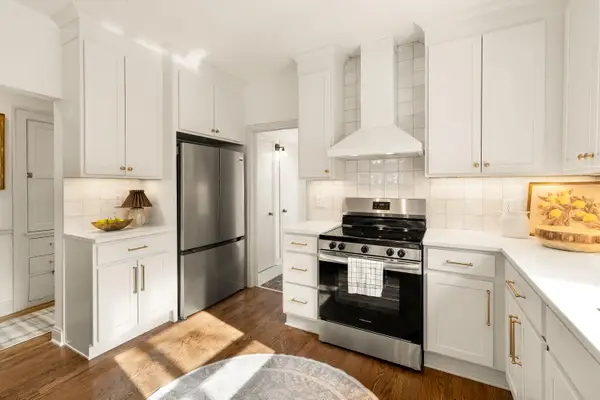 2262 N 71st St, Wauwatosa, WI 53213