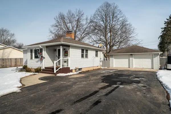 808 Manor Dr, Salem Lakes, WI 53170