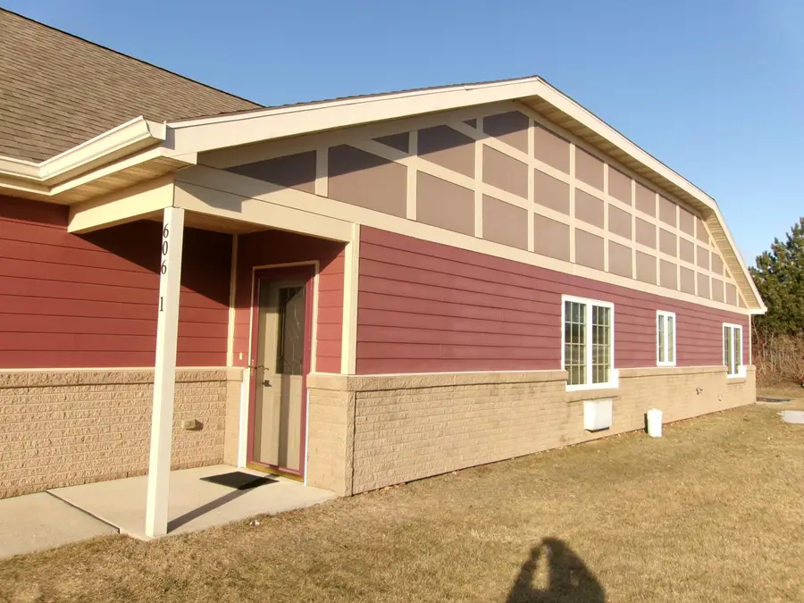 606 Danube Ct, Sheboygan Falls, WI 53085 - #3