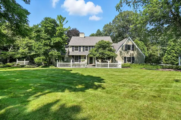 9421 N Lake Dr, Bayside, WI 53217