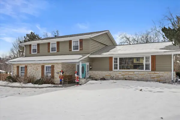 18765 Le Chateau Dr, Brookfield, WI 53045