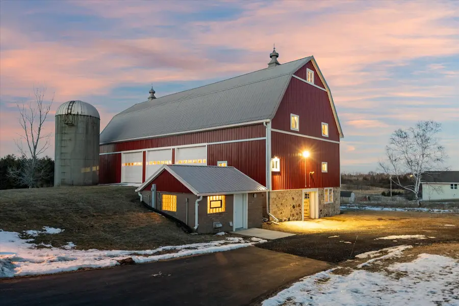 1052 Arrowhead Rd, Grafton, WI 53024 - #2