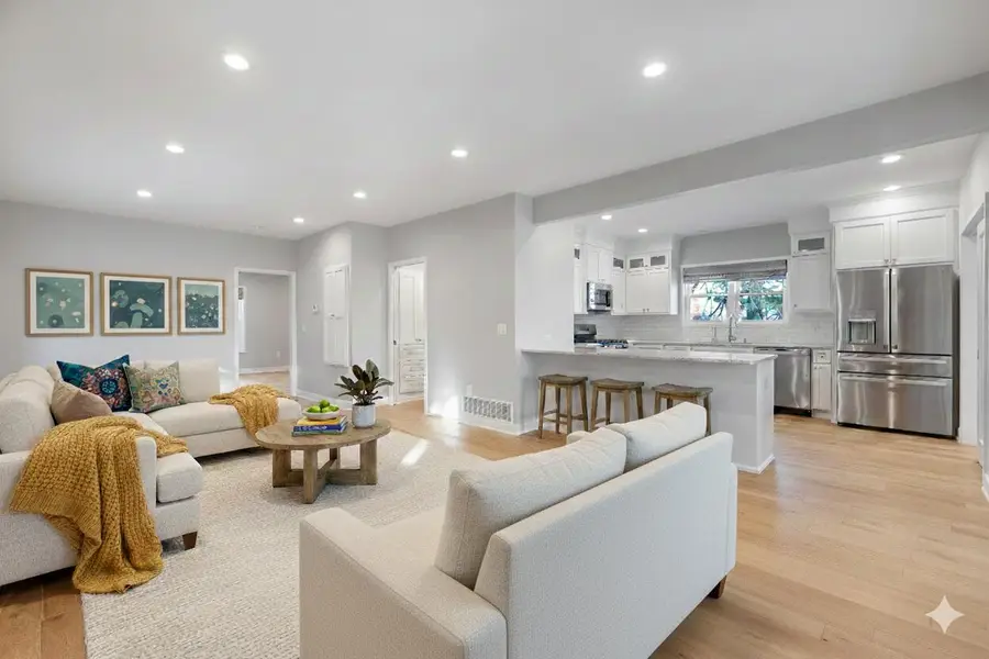 1052 Arrowhead Rd, Grafton, WI 53024 - #3