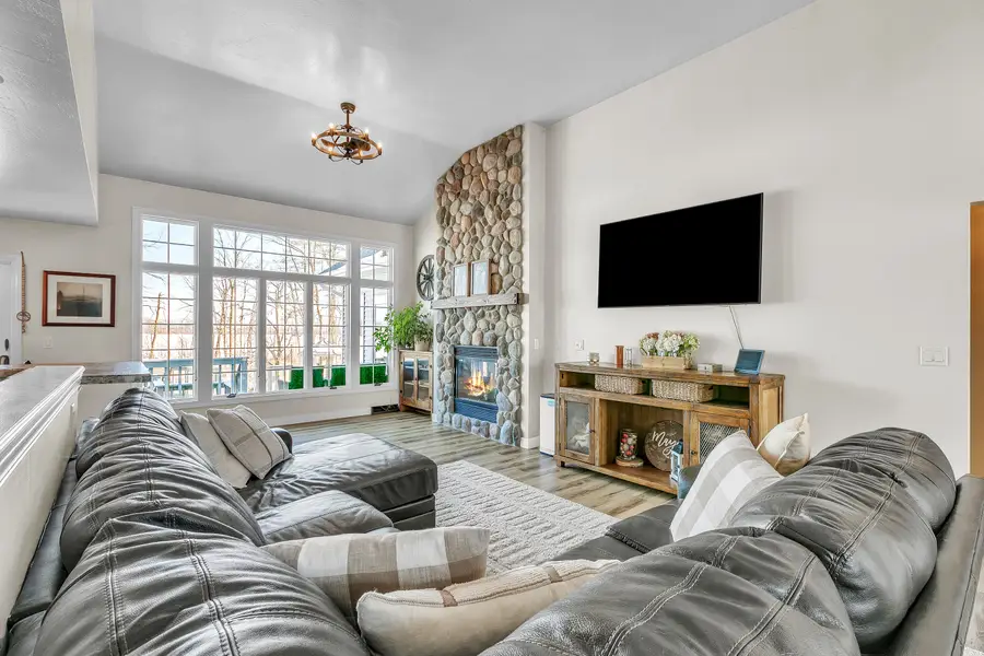 633 S Neumeyer Ln, Rockland, WI 54110 - #3