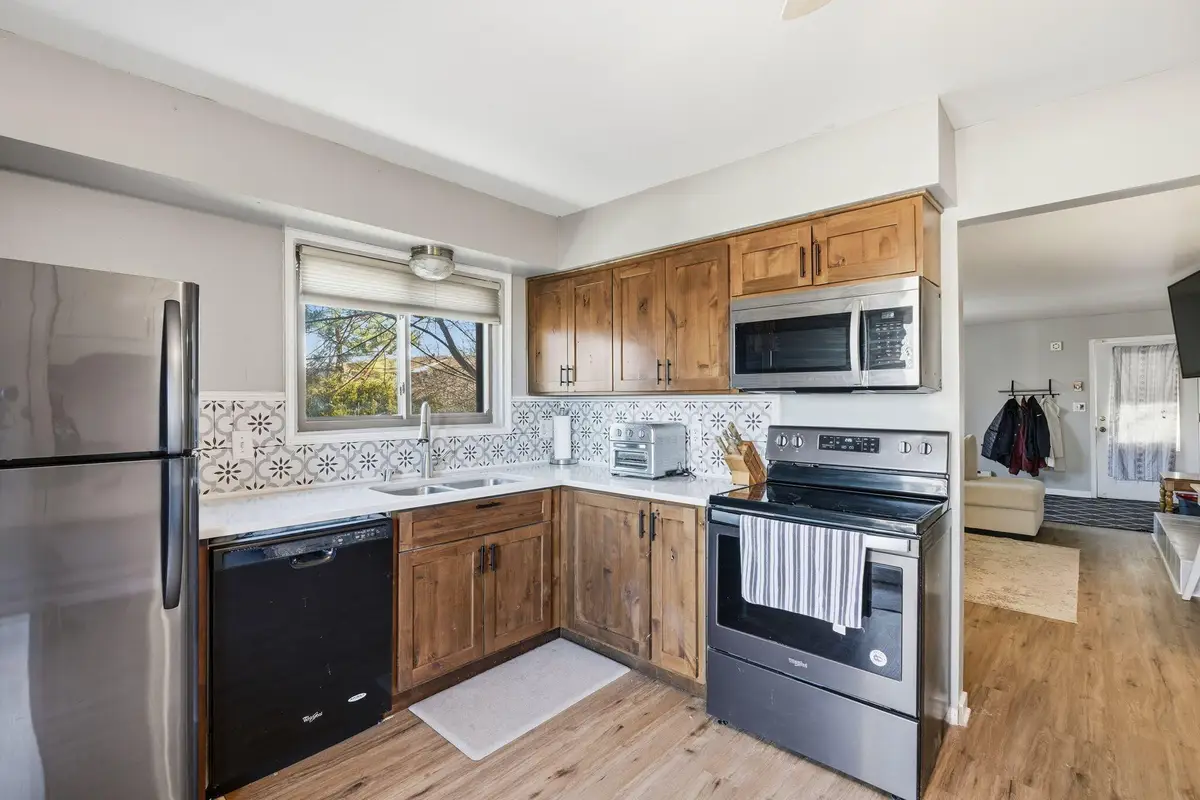 1356 Greenhedge Rd, Pewaukee, WI 53072 - #1