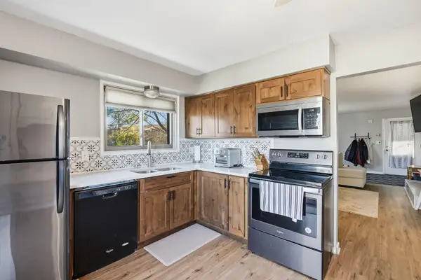 1356 Greenhedge Rd, Pewaukee, WI 53072