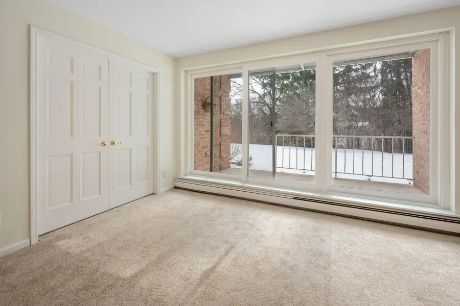 945 W Heritage Ct, Mequon, WI 53092 - #3