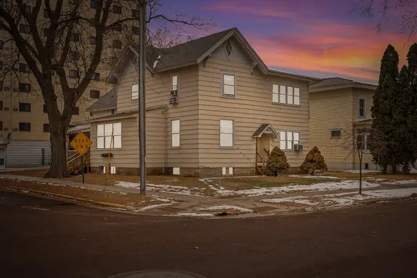 328 8th St S, La Crosse, WI 54601