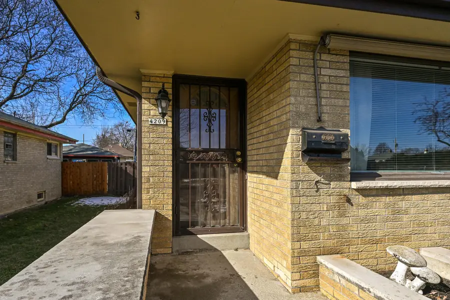 4209 N 71st St, Milwaukee, WI 53216 - #3