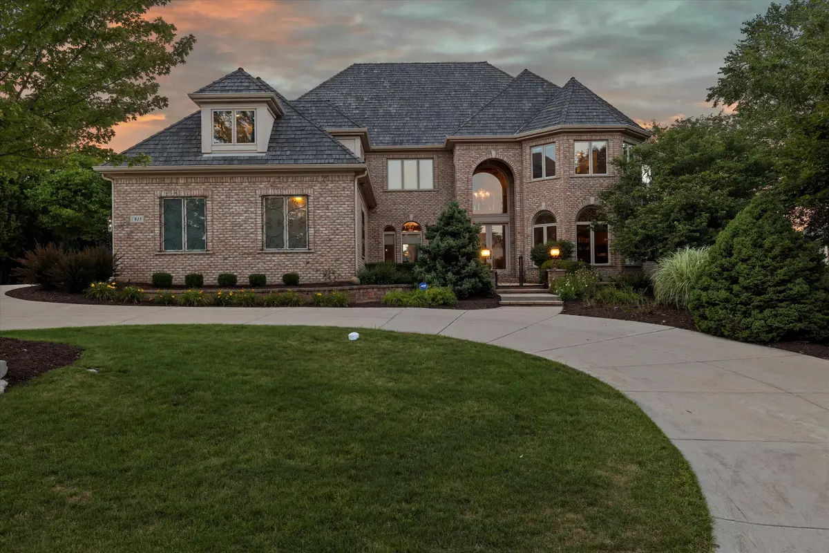 915 N Evergreen Cir, Hartland, WI 53029 - #1