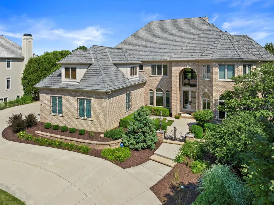 915 N Evergreen Cir, Hartland, WI 53029 - #3