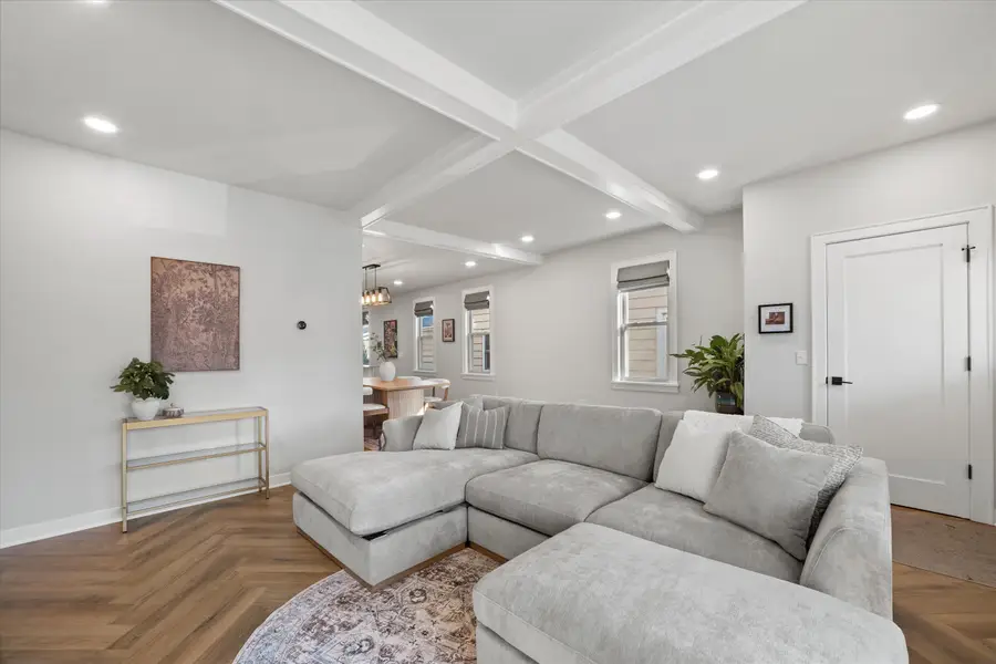 344 E Clarence St, Milwaukee, WI 53207 - #2