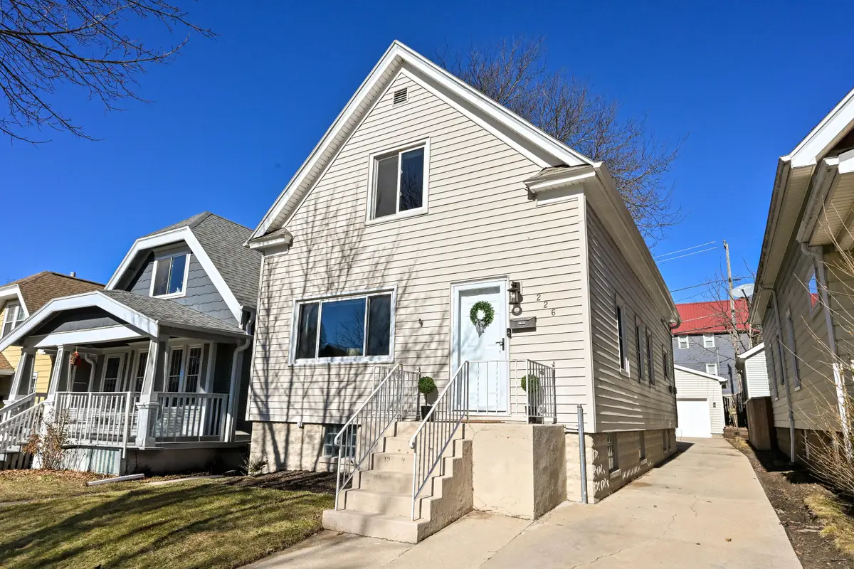 226 E Rosedale Ave, Milwaukee, WI 53207 - #1