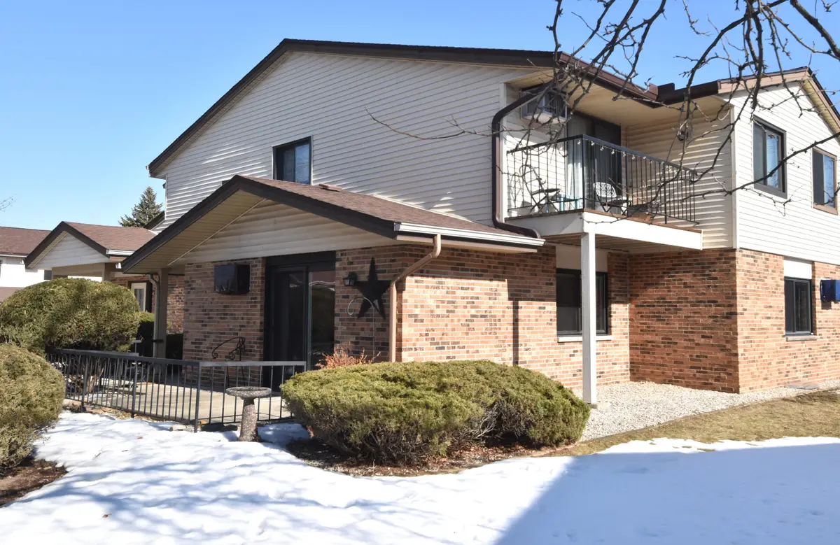 4502 S Greenridge Cir, Greenfield, WI 53220 - #1