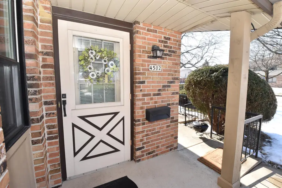 4502 S Greenridge Cir, Greenfield, WI 53220 - #2