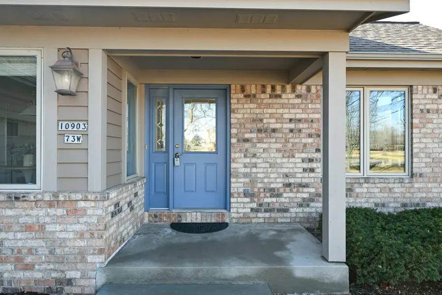 10903 N Essex Dr, Mequon, WI 53092 - #3
