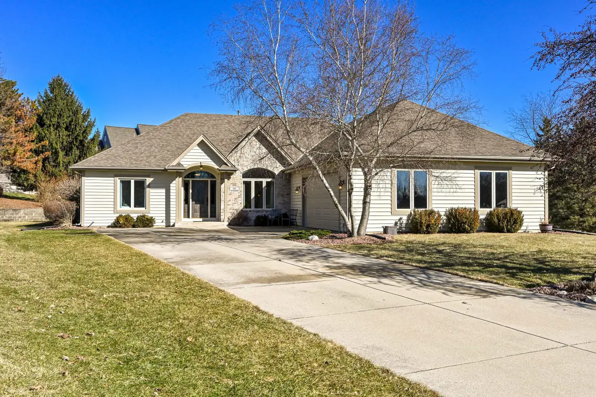 N21W26622 Cattail Ct, Pewaukee, WI 53072 - #1