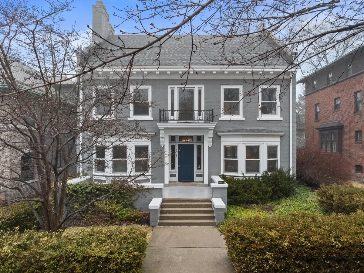 2237 N Lake Dr, Milwaukee, WI 53202 - #1