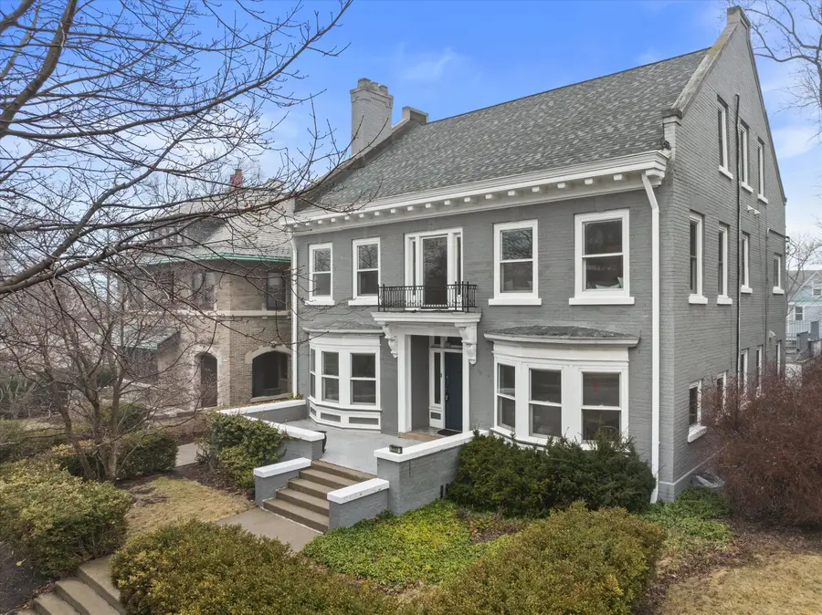 2237 N Lake Dr, Milwaukee, WI 53202 - #2