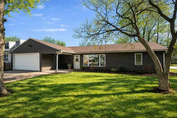 805 N Oakwood Ave, Oconomowoc, WI 53066