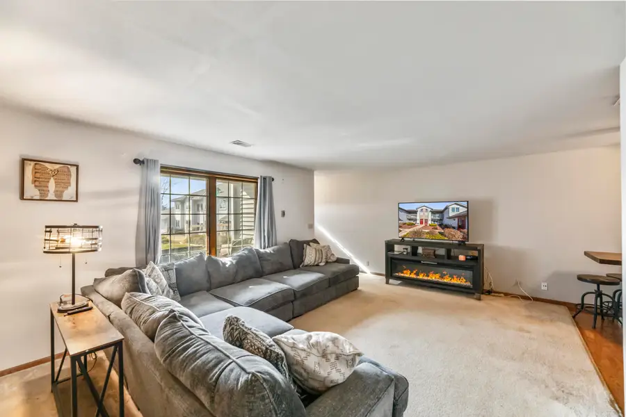 1055 Quinlan Dr, Pewaukee, WI 53072 - #3