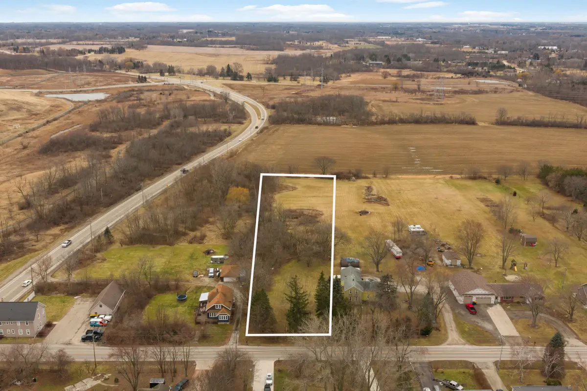 3977 E Elm Rd, Oak Creek, WI 53154 - #1