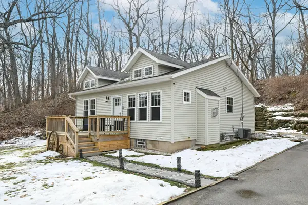 W299N2857 Maple Ave, Delafield, WI 53072