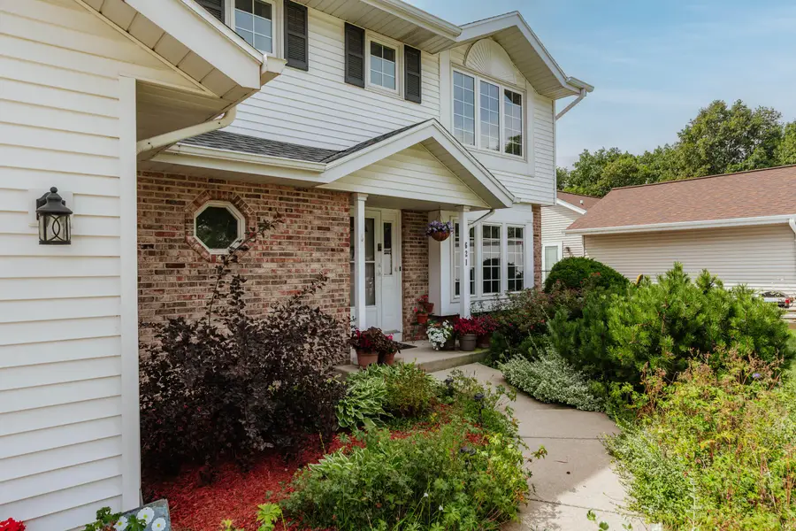 621 E Mary Ln, Oak Creek, WI 53154 - #2