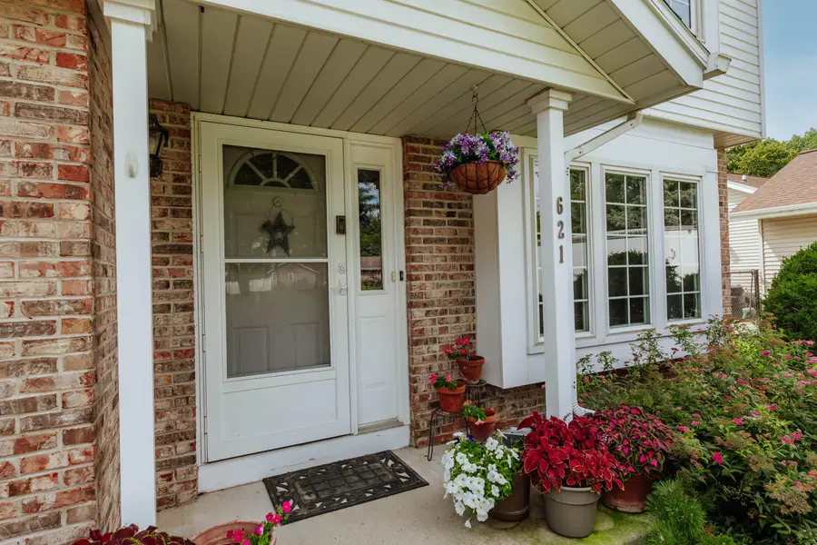 621 E Mary Ln, Oak Creek, WI 53154 - #3