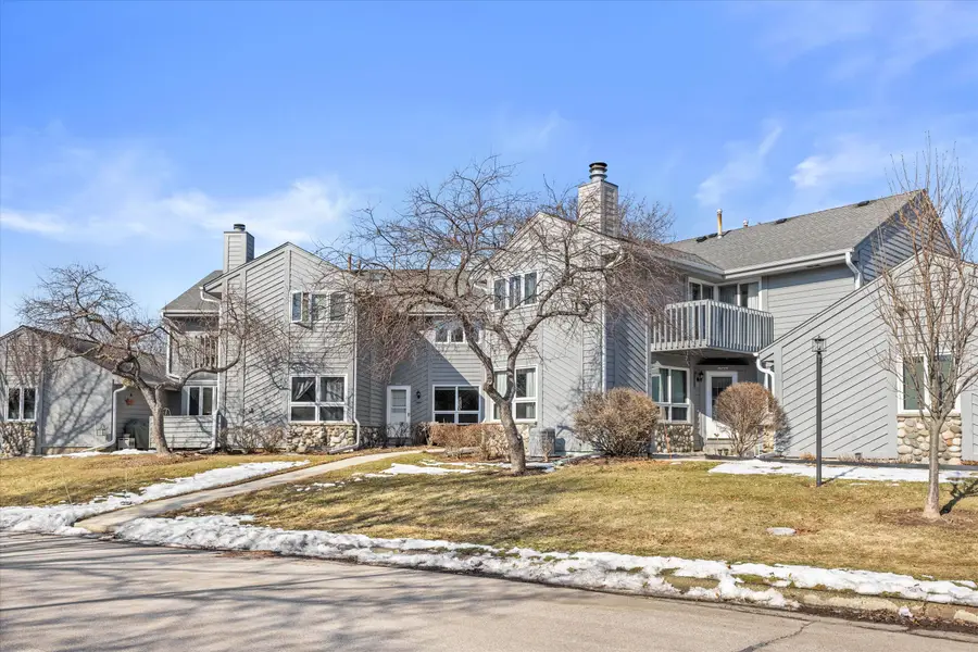 15634 W Brook Dr, New Berlin, WI 53151 - #3