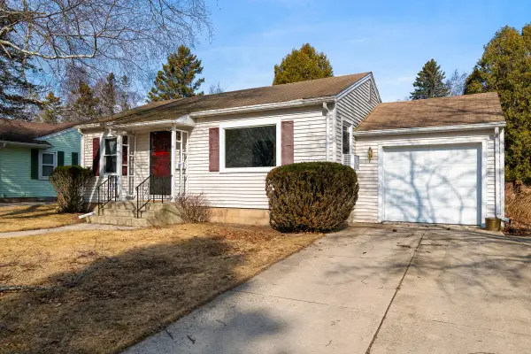 316 E Park View Ln, Manitowoc, WI 54220