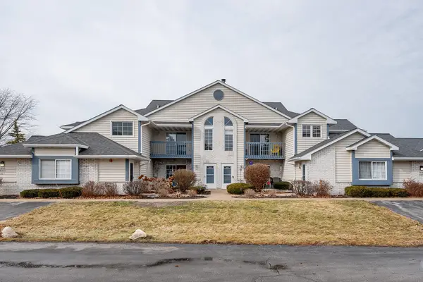 W240N2532 E Parkway Meadow Cir, Pewaukee, WI 53072