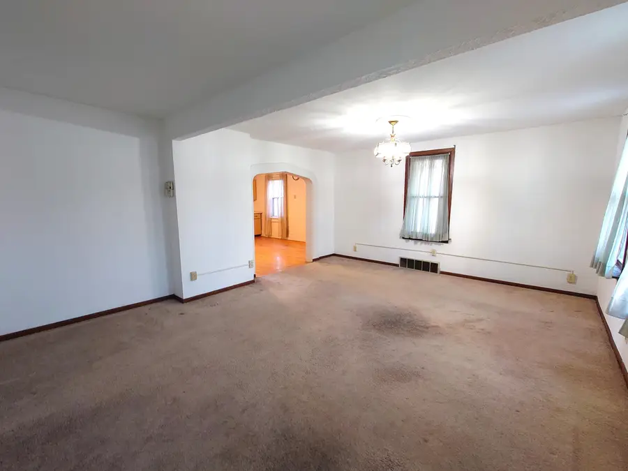 1227 E Kane Pl, Milwaukee, WI 53202 - #2