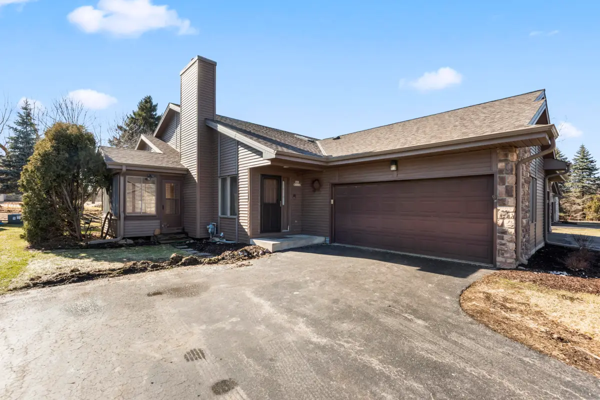 N81W13139 Country Terrace Ln, Menomonee Falls, WI 53051 - #1