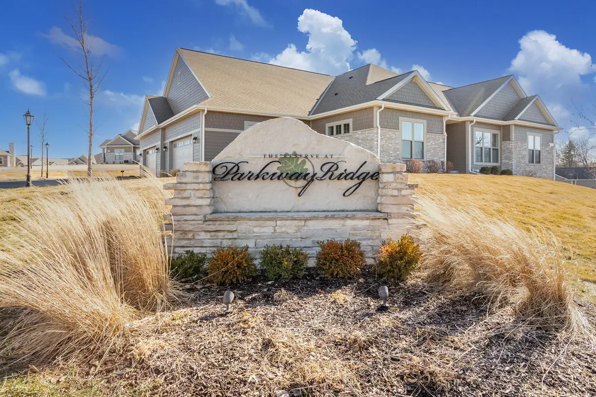 N28W25285 Parkway Ridge Cir, Pewaukee, WI 53072 - #1