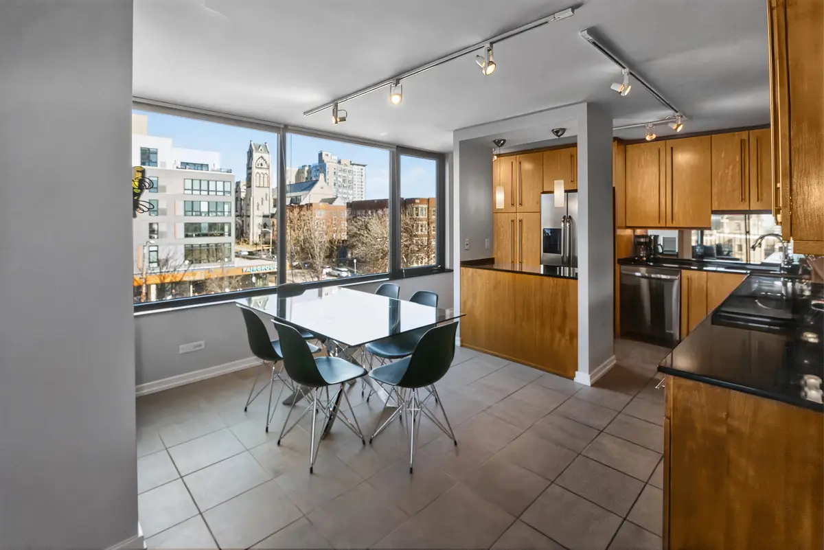 929 N Astor St, Milwaukee, WI 53202 - #1