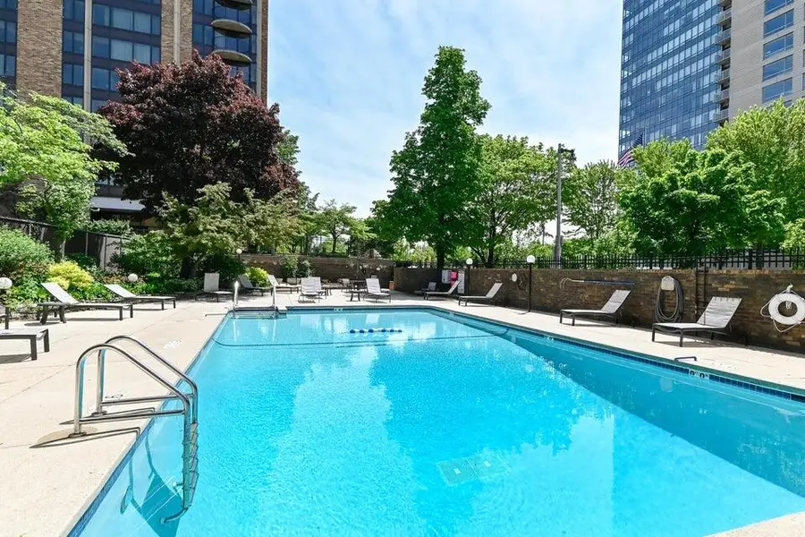 929 N Astor St, Milwaukee, WI 53202 - #2