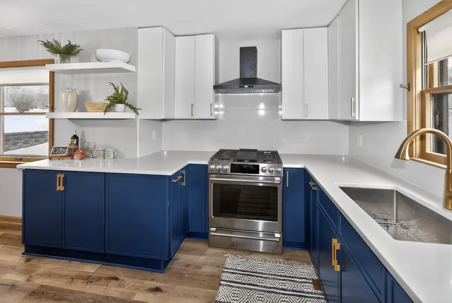 10708 W York Pl, Wauwatosa, WI 53222 - #2