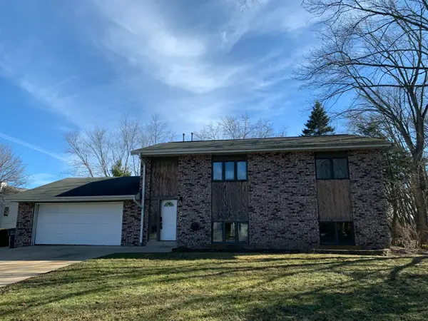 6154 S 42nd St, Greenfield, WI 53221