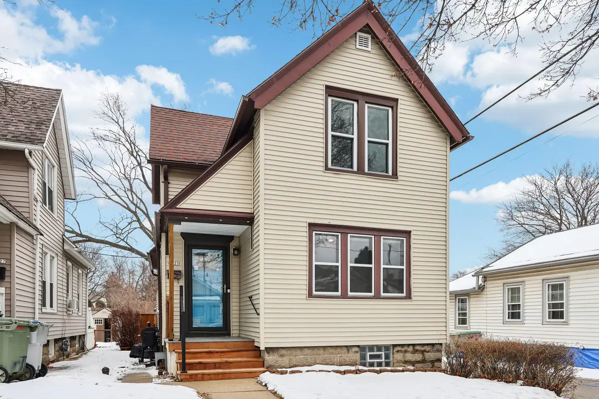 1425 E Russell Ave, Milwaukee, WI 53207 - #1