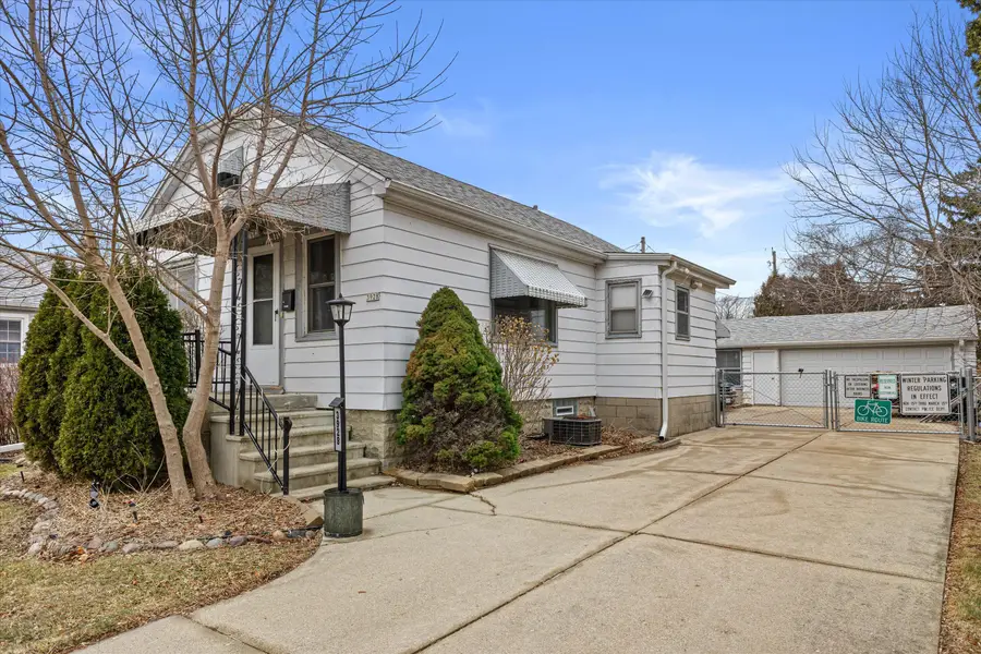 3928 E Birchwood Ave, Cudahy, WI 53110 - #2