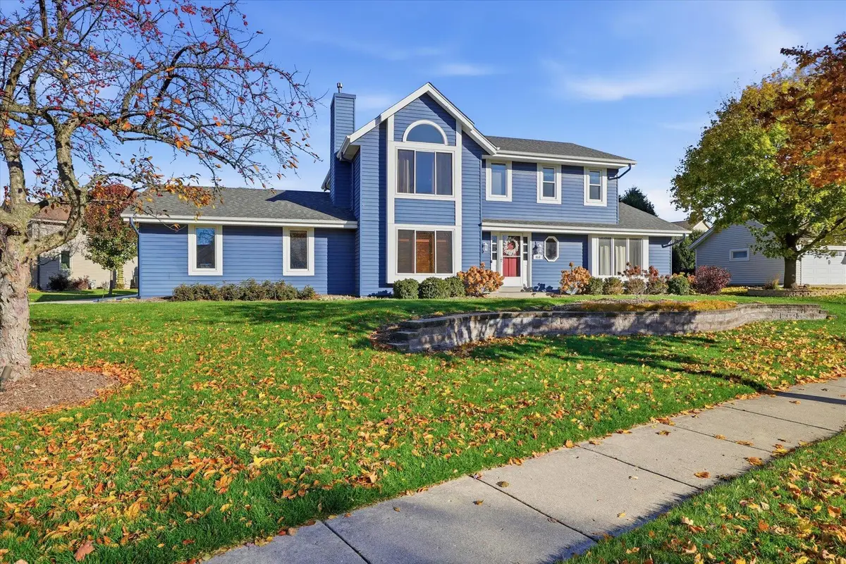 858 Laureate Dr, Pewaukee, WI 53072 - #1