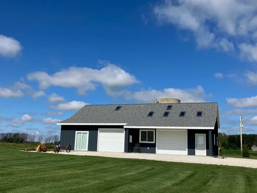 9207 Middle Rd, Manitowoc Rapids, WI 54220 - #2