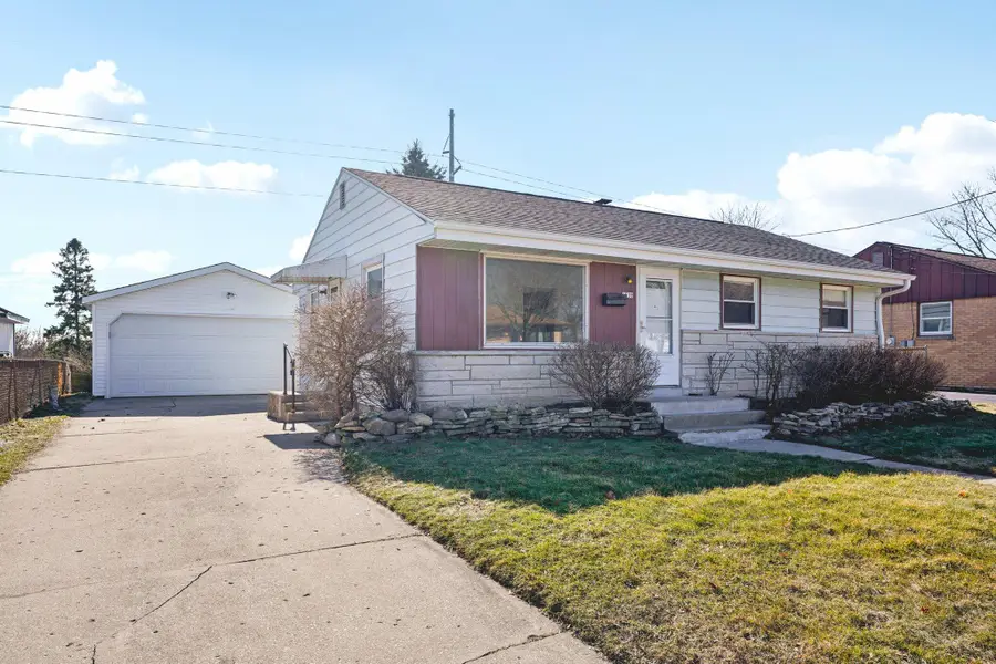 1539 Birch Dr, Waukesha, WI 53188 - #2