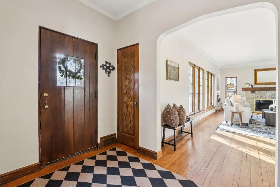 858 E Glen Ave, Whitefish Bay, WI 53217 - #2